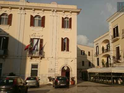 Appena arrivata a Bari la duchessa ordin� la ristrutturazione del palazzo della Dogana in piazza Mercantile 